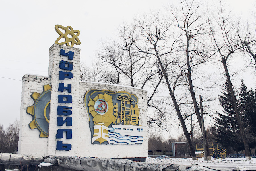Eingangsschild von Tschernobyl (Ukrainisch: Tschornobyl)