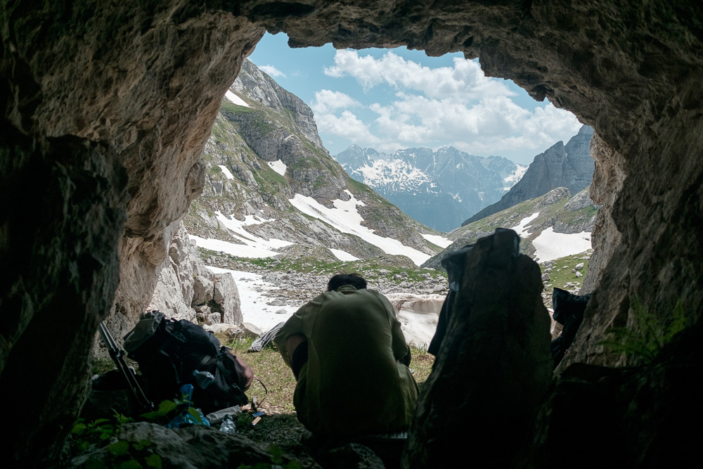 Eine kleine Höhle auf dem Peaks of the Balkans dient als Schlafmöglichkeit