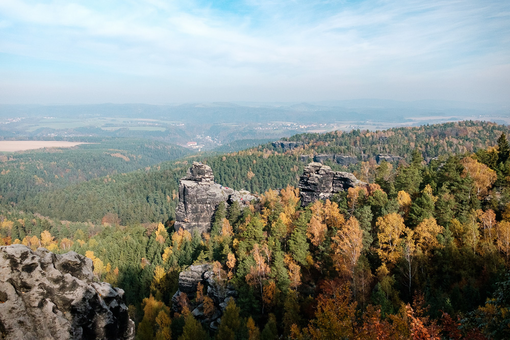 Blick über die bunten Herbstwälder der Sächsischen Schweiz