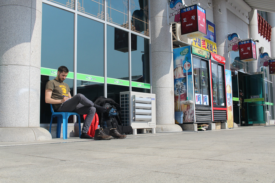 Warten am Busbahnhof in Südkorea